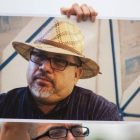 Un periodista protesta por el asesinato de Javier Valdez.