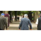 Tres hombres de la tercera edad caminan por una calle de Ponferrada. L. DE LA MATA