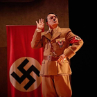 Adolf Hitler, o alguien que se le parece, entra en escena. DL