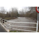 El puente de acceso a Toral de Merayo desde Flores del Sil, durante la reciente riada.