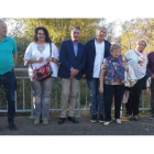 Los concejales del PSOE, en su visita a Armunia. DL