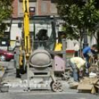 Los operarios comenzaron ayer a reparar adoquines y baldosas en la céntrica avenida de España