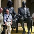 Antonio López en el centro junto a su obra «Los Reyes de España»