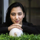 Khalida Popal, con una pelota del Real Madrid (su equipo favorito) a su paso por Barcelona.