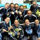 Las chicas de natación sincronizada, con el oro en sus manos.