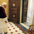 El Papa Benedicto XVI, momentos antes de una audiencia en el Vaticano.