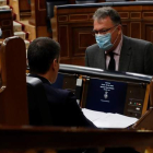 El diputado de Foro Asturias Isidro Martínez Oblanca conversa con el presidente del Gobierno. JJ GUILLÉN