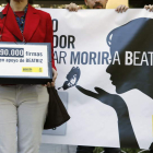 Amnistía Internacional entregó ayer 82.000 firmas en la embajada de El Salvador en Madrid.