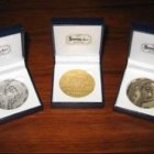 Las medallas de recuerdo del centenario cameral.