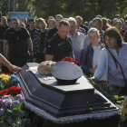 Entierro de un jefe militar ucraniano ayer viernes en Kyiv. SERGEY DOLZHENKO