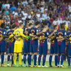 Los jugadores del Barça, durante el respetuoso silencio por las víctimas del atentado de Barcelona y Cambrils.