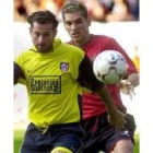 Javi Moreno disputa el balón con el defensa osasunista, Josetxo