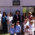 El alcalde, José Miguel Palazuelo, junto a algunos familiares de Antonio Palau, descubre la placa.