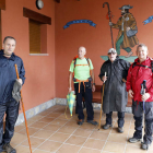 Un grupo de peregrinos sale del albergue de La Robla este sábado. MARCIANO PÉREZ