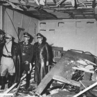 Sala de reuniones de Hitler en la llamada Guarida del Lobo, tras la explosión de la bomba de Stauffenberg, el 20 de julio de 1944, con Mussolini (con traje claro), recién llegado ese día de visita