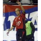 El lacianiego Valdo saluda a la grada tras conseguir el gol que adelantó al Osasuna