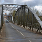 Imagen actual del puente de Villafer, con la localidad al fondo, utilizado por todo tipo de vehículos. MEDINA