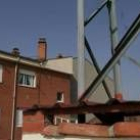 Una de las torretas nace del garaje de un edificio