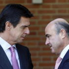 El exministro de Industria José Manuel Soria y el titular de Economía, Luis de Guindos.