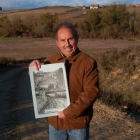 Llamazares, en el paraje del dibujo que sostiene en las manos. Al fondo, el alto de San Esteban.