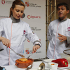 Cocineros y cocineras posan con el presidente de Herrera, Silván y Vega al final del certamen. RAMIRO