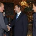 Rajoy y Zapatero, con el Rey en una foto de hace dos años, se reunieron el domingo en la Zarzuela