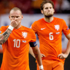Sneijder y Blind, apesadumbrados por la eliminación.