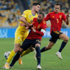 Ramos frena uno de los ataques de Ucrania en una penetración del futbolista Roman Yaremchuk en un lance del partido. SERGEY DOLZHENKO