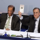 Florentino Pérez, junto Eduardo Fernández de Blas, en la asamblea de socios del Madrid.