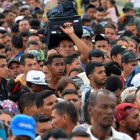 Por las principales vías de la capital colombiana los jóvenes marchan a esta hora disfrazados con terroríficos atuendos y carteles en los que se lee El Gobierno quiere matar la educación y No nos pueden recortar el futuro.