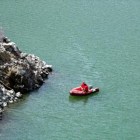 Una embarcación rastrea el perímetro del pantano de Susqueda