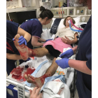 El adolescente Sam Kanizay recibe asistencia médica tras los mordiscos.