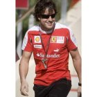 Fernando Alonso, exultante, en el circuito de Sakhir.