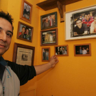 Javier Arias muestra una parte de su colección de fotos en la que los árbitros son los protagonistas de una sala de su vivienda situada en Eras de Renueva.