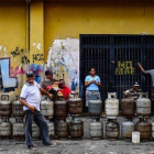 Ciudadanos hacen cola para para reemplazar los bidones de gas propano vacíos en el barrio Las Minas de Baruta, en Caracas, el 14 de marzo de 2019.