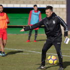 Rubén de la Barrera dando instrucciones a sus jugadores en el último entrenamiento de 2017. SECUNDINO