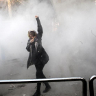 Estudiantes iranís se enfrentan a la policía frenta a la Universidad de Teheran este sábado.