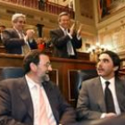 El presidente José María Aznar fue aclamado por sus diputados a su llegada ayer al Congreso