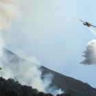 Medios aéreos intervienen en la extinción de un incendio en Matalavilla. CÉSAR SÁNCHEZ.
