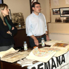 Pilar Gómez y Siro Sanz presidente de la asociación Vadiniense junto a varios Beatos.