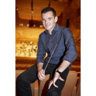 Lionel Bringuier es el director de la orquesta.