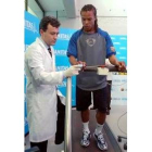 Edgar Davids, en un momento del reconocimiento médico del jugador