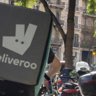 Un repartidor con el logo de Deliveroo.