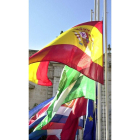 Varias banderas ondean en Sevilla.