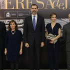Foto oficial de los reyes con Herrera, la vicepresidenta del Gobierno y el ministro Wert.