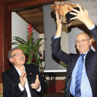 Gundín recogió la Castaña de Oro de manos de José Luis Prada en el Palacio de Canedo.