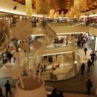 Interior de una de las galerías de tiendas del centro comercial El Rosal.