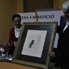 Reme Remedio y Pablo Salgado muestran el grabado que recibirá la dirección de Bio 3.