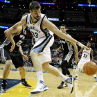 Marc intenta proteger el balón ante la defensa de los Spurs.