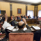 Votación del presupuesto en el pleno celebrado en el Ayuntamiento de León.